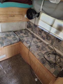 Bronco camper show.
Works really good everything works 