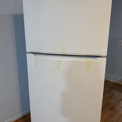 Nearly new fridge