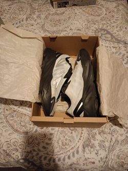 Yeezy 700 MNVN