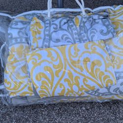 Queen Size Comforter & 2 Pillow Case Set (Used)$7