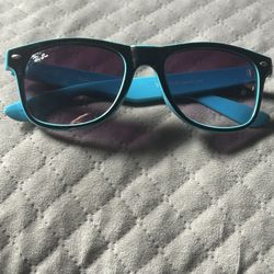 Ray Bans EXCLUSIVE Carolina/Black Wayfarer 2132! RARE/SOLD OUT!