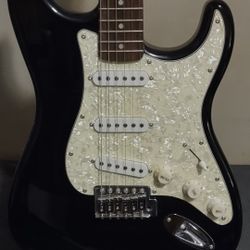 Squier Fender Shinny Black Body With Ivory Florescent A 