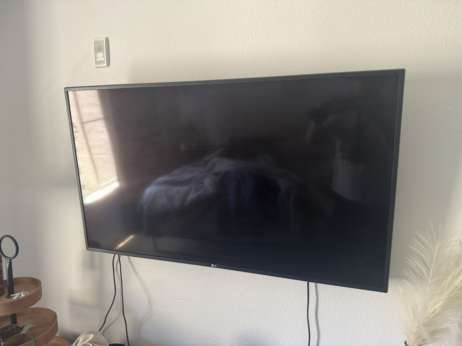 LG 49” UHD TV - Model: 49um6900pua - Excellent Condition