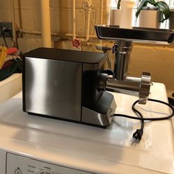 Electric Meat Grinder. 250. Watts.  New In Box.  $100.     Obo 
