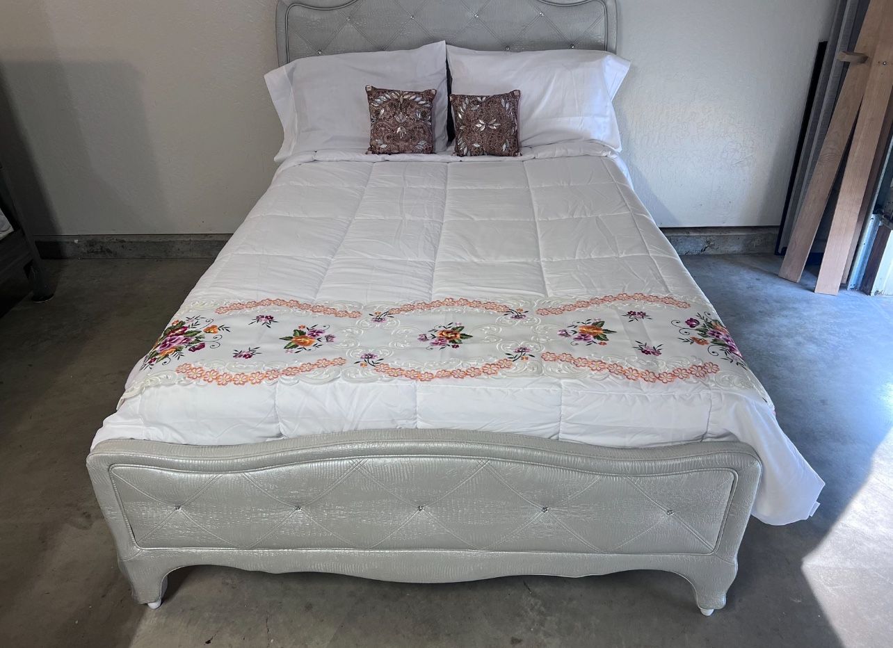 Full size Bedroom Set with New, Never slept on Matress. Includes matching dresser with mirror and a Nightstand. Hablo Español y hago entrego