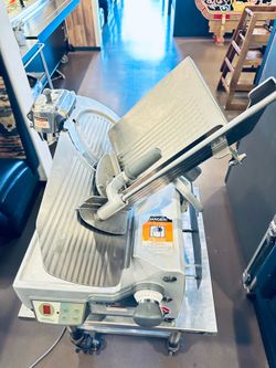 Automatic meat slicer