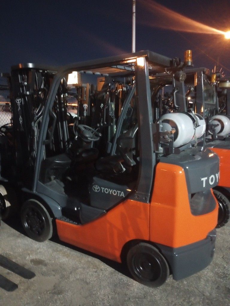 FORKLIFT TOYOTA 3600# Triple Mast
