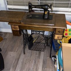 Singer Sewing Machine 