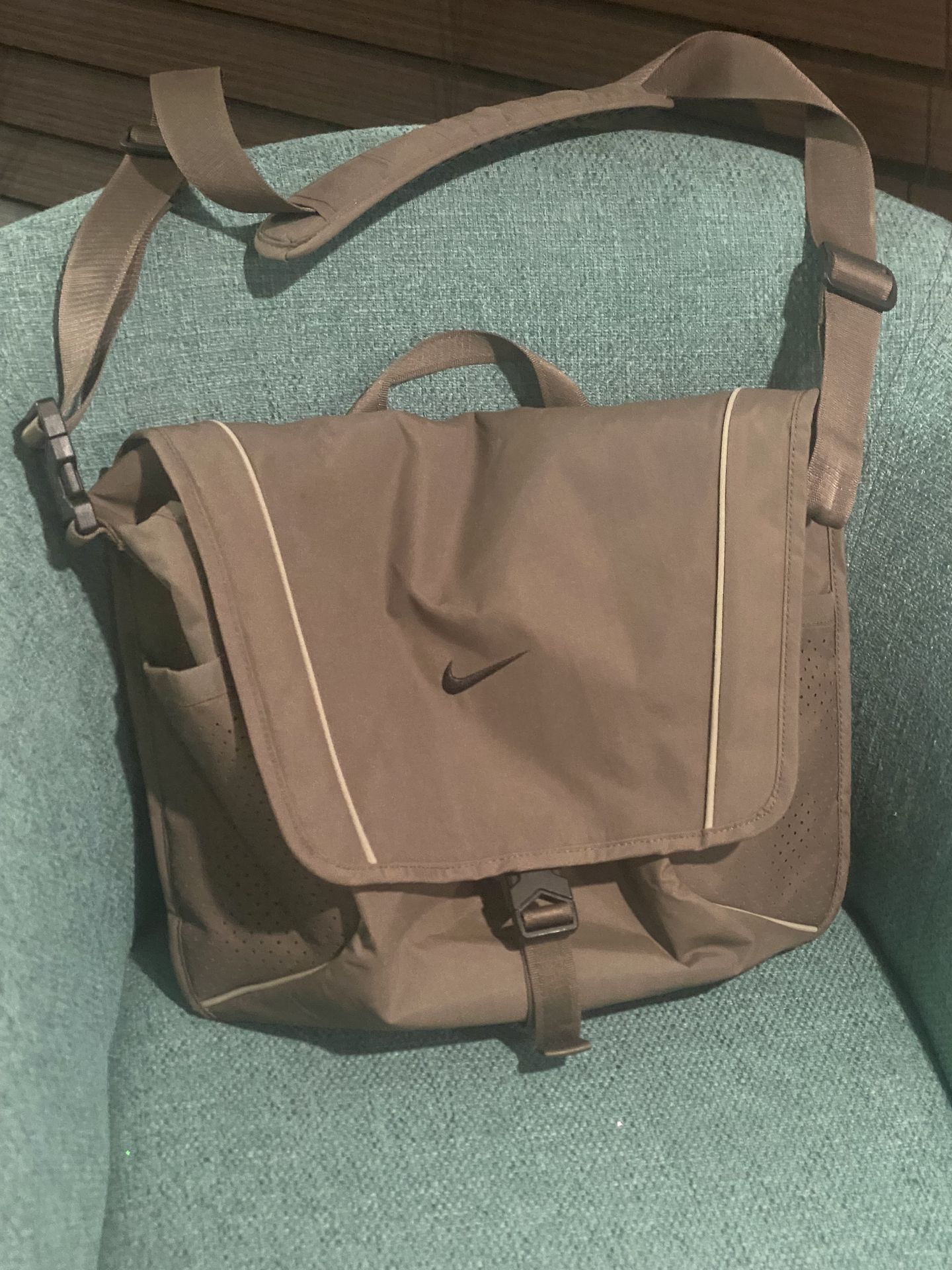 Nike Sportswear Essentials Messenger Bag