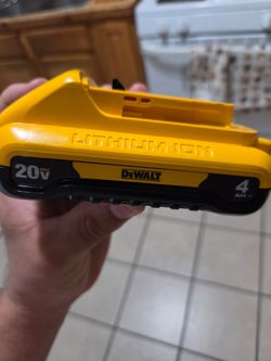 4 ah 20v dewalt battery new