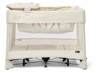 4moms Breeze Plus Portable Playard with Removable Bassinet and Baby Changing Station, Easy One-Handed Setup, Birch