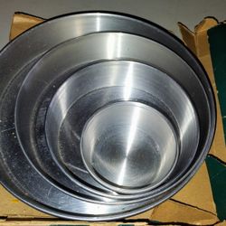 Vintage Round Cake Pans Small Quantity Of Four