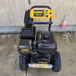 Dewalt 4400 PSI 4.0 GPM 420cc CRX420 Engine Gas Pressure WasherDewalt 4400 PSI 4.0 GPM 420cc CRX420 Engine Gas Pressure Washer