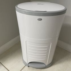 Trash can for diapers