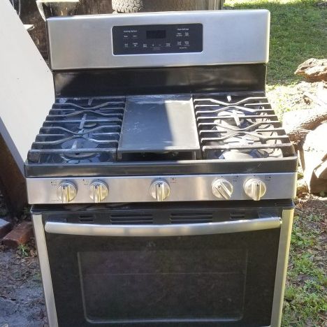 (USED) General Electric (GE) 5 Burner Gas Stove With Convection Oven And Broiler