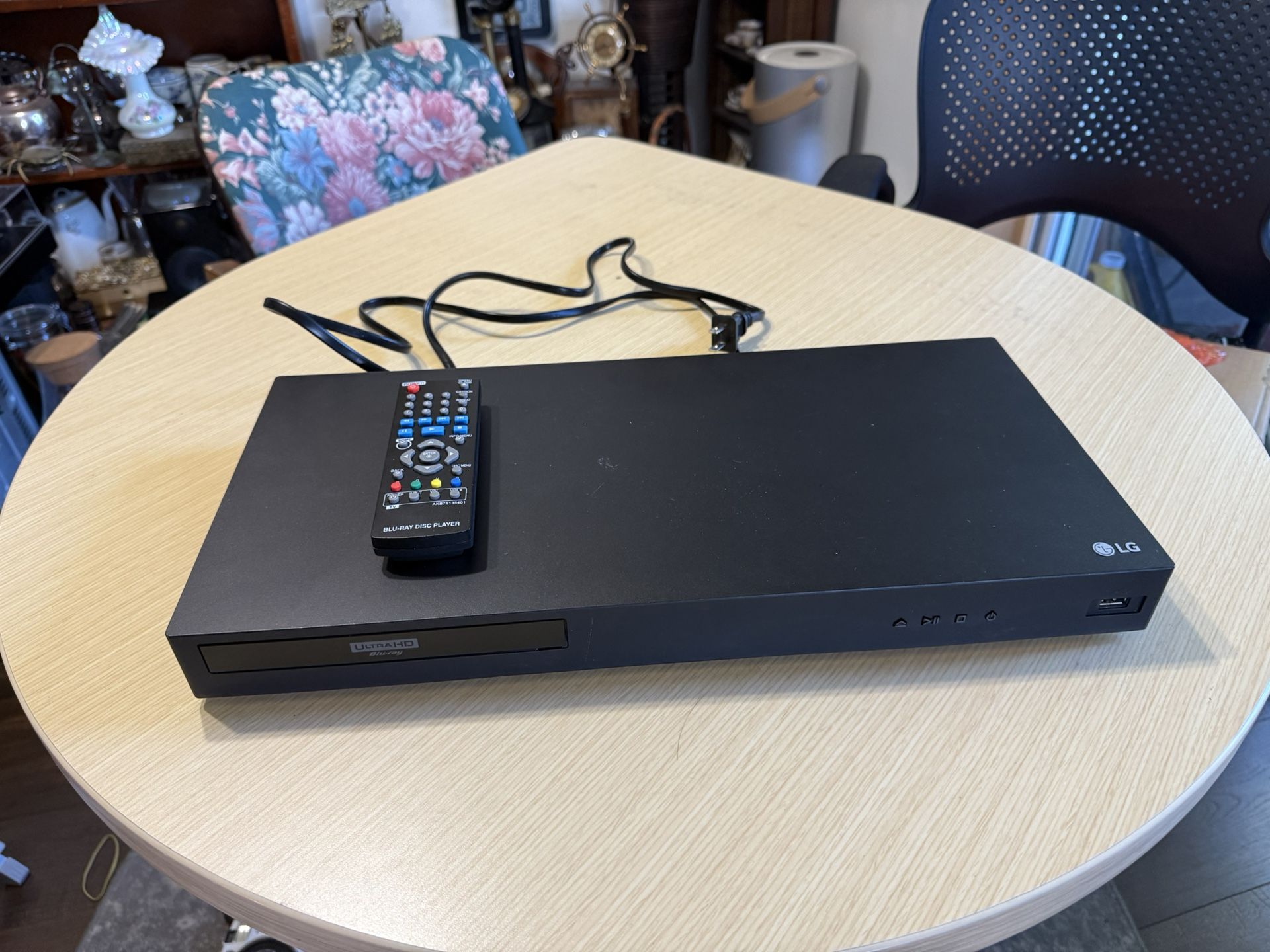 LG UBK80 4K Ultra HD 3D Blu-ray Disc Player with remote - black