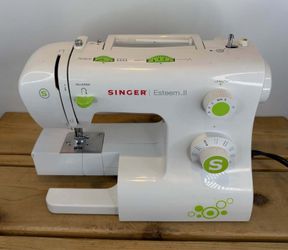 Singer Esteem II Sewing Machine