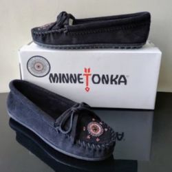 LIKE NEW!  Minnetonka "Me to We" black suede beaded-detail moccasin (7.5)
