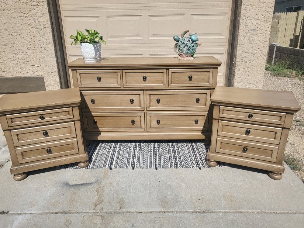 Gorgeous Dresser And Nightstands