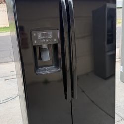 REFRIGERATOR GE BLACK COLOR 