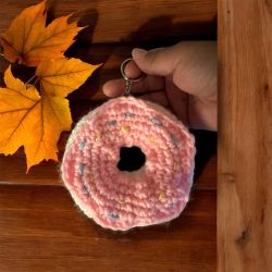 “Handmade crochet donut keychain – cute and perfect for your keys or bag!”