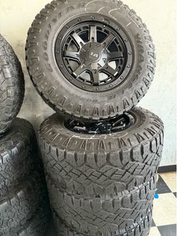 Vendo set de rines nuevos 17x9 de ancho de 6-139.7 lugs con llantas 285/70/R17 Goodyear por $930