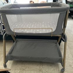 Jimglo bassinet with sheets 