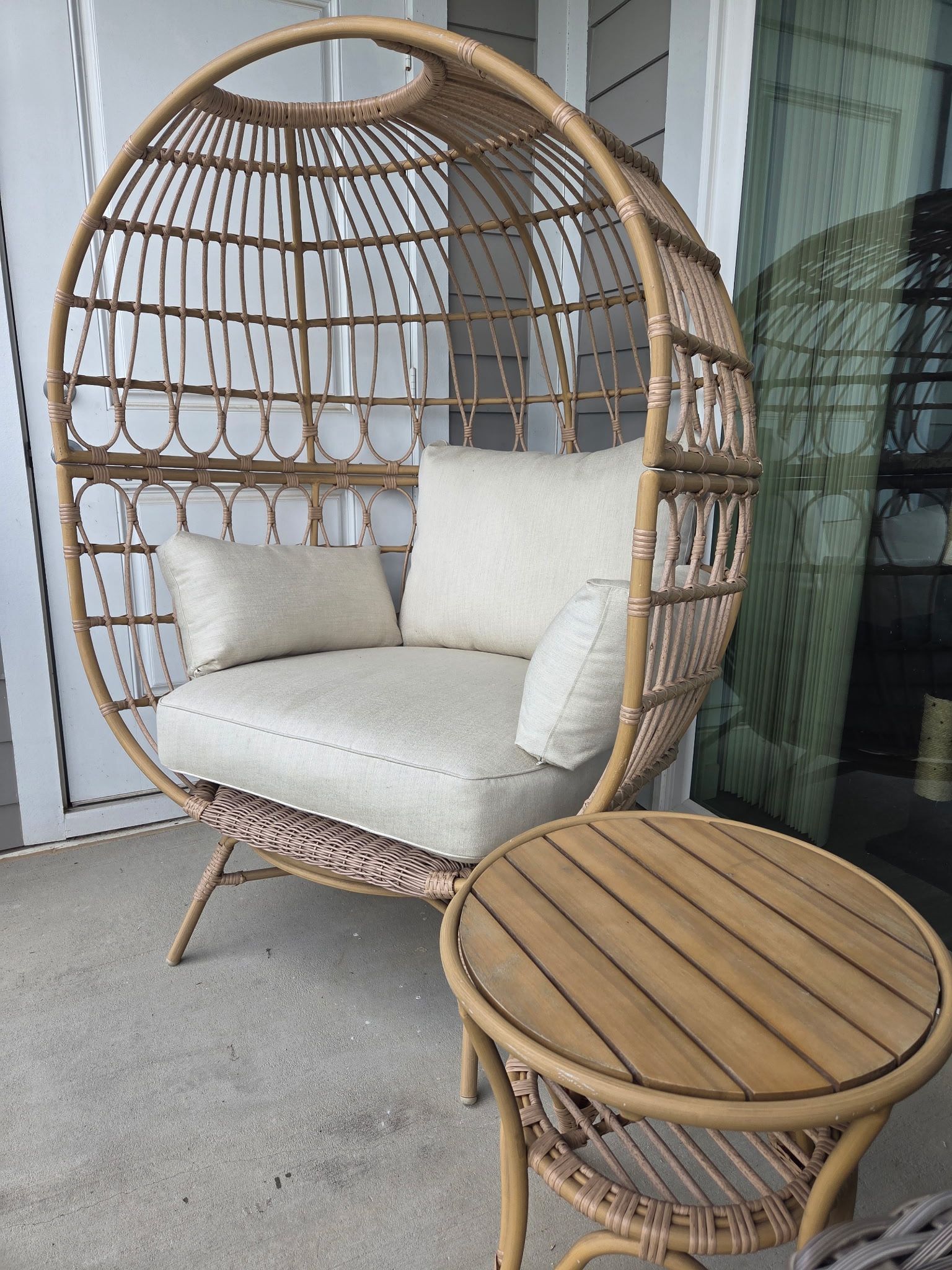 Egg Chair With 4 Cushions & A Matching Table