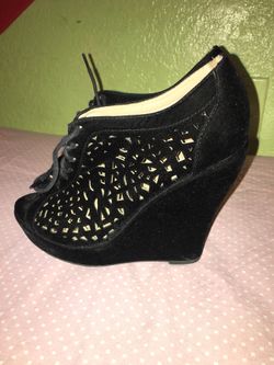 Black wedges