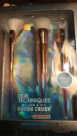 New- makeup brushes and makeup bag included