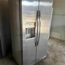 Whirlpool counter depth side-by-side works great icemaker is defected and deliver