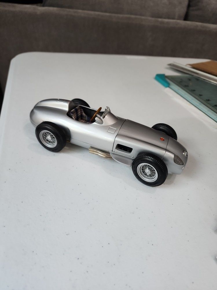 CMC Mercedes Benz W196 Silberpfeil-Monoposto Race Car 1:18 Scale Diecast