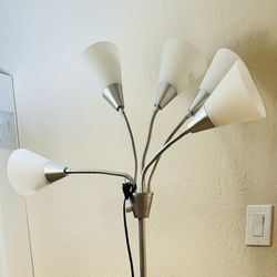 5 head floor lamp in great condition
