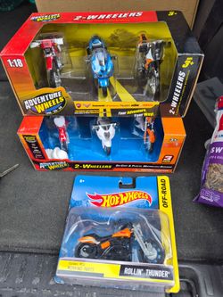 1:18 scale die-cast motorcycle sets.