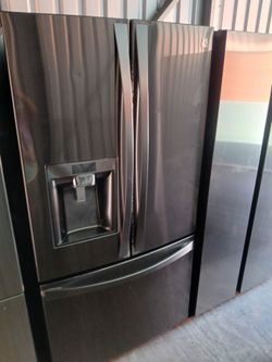 KENMORE ELITE BLACK STAINLESS STEEL FRENCH DOOR REFRIGERATOR ICE AND WATER DISPENSER/ has dent