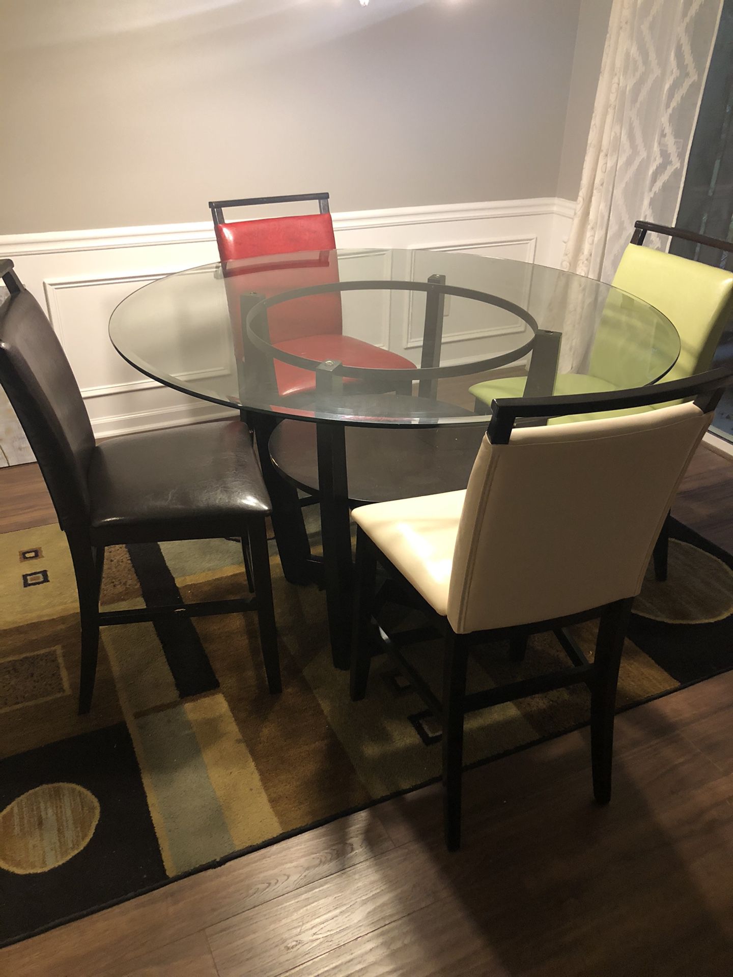 Dining room table w 4 chairs.