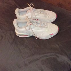 New Women's 8.5 Nike Air Max Fire!!