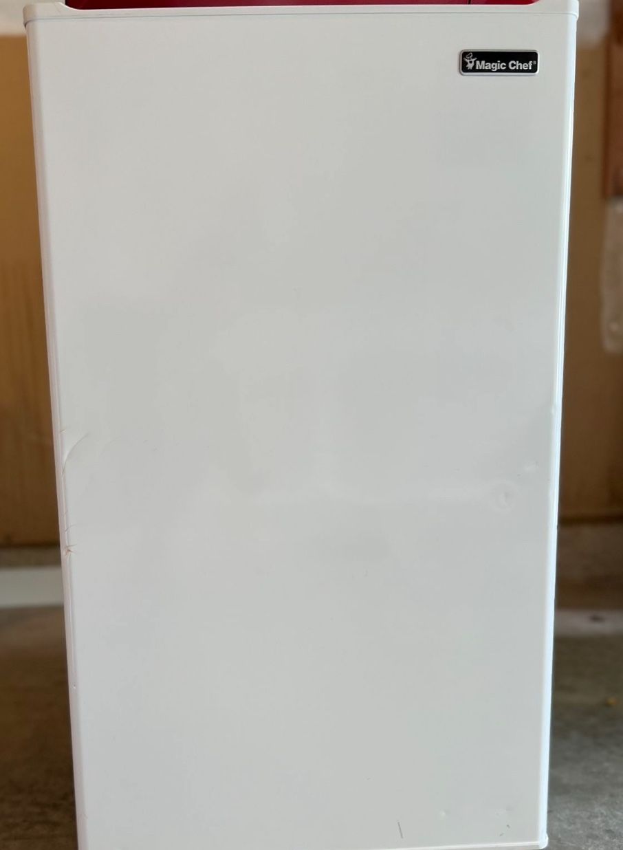 Magic Chef 3.6 " Dorm refrigerator with freezer