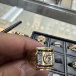 14Kyg Men’s Ring w/ Stones (Size 8.5) (Approximately 10.77Grams) 