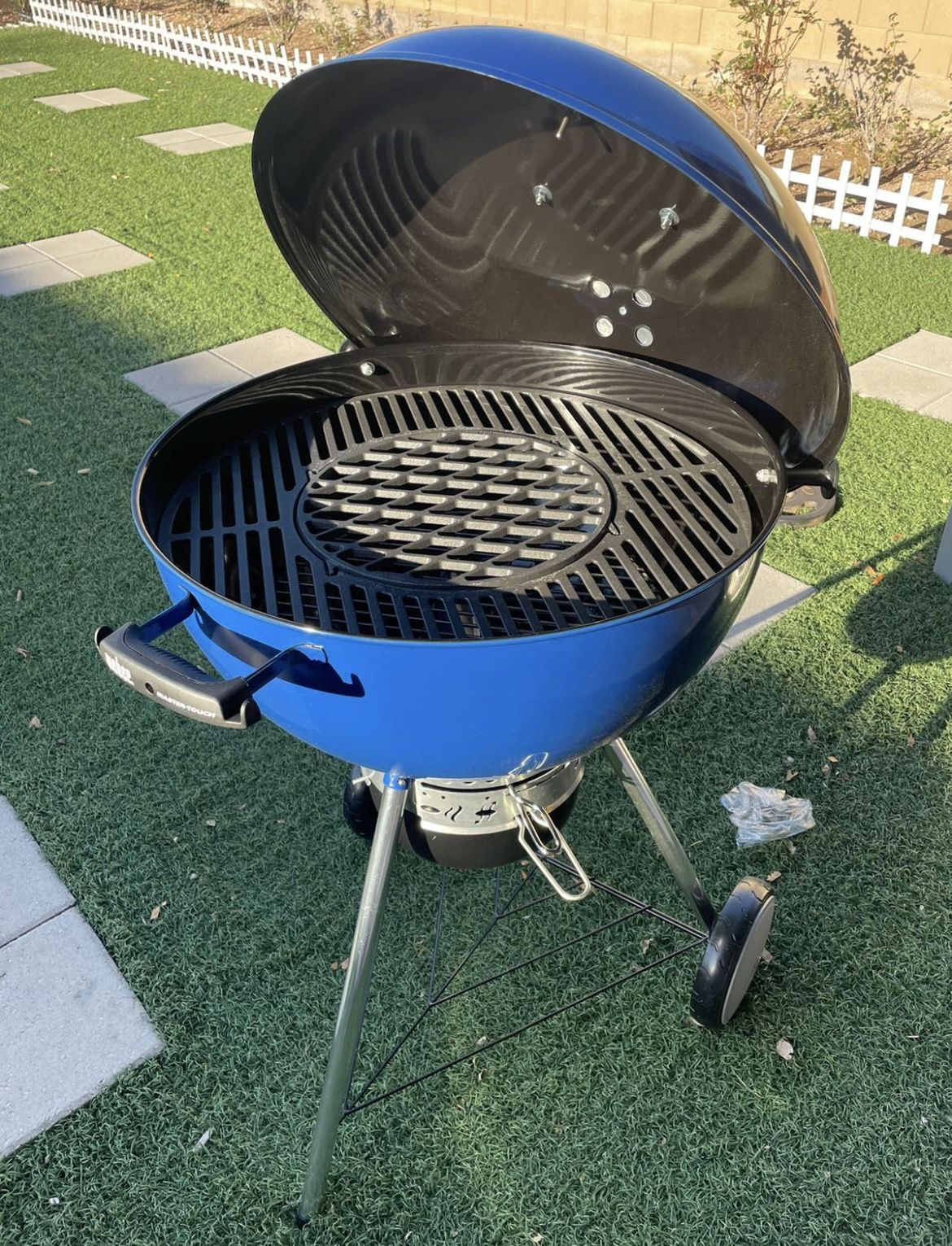 Weber Kettle Master-Touch Charcoal Grill 22" blue
