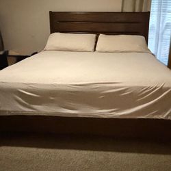 Juego de dormitorio completo (cama queen + mesa de noche + cómoda) – madera sólida, excelente estado