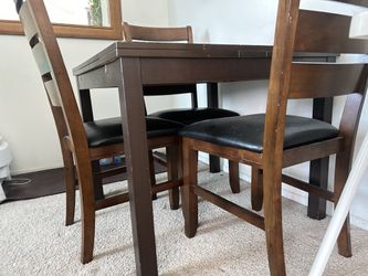 Extendable table And 3 Chairs