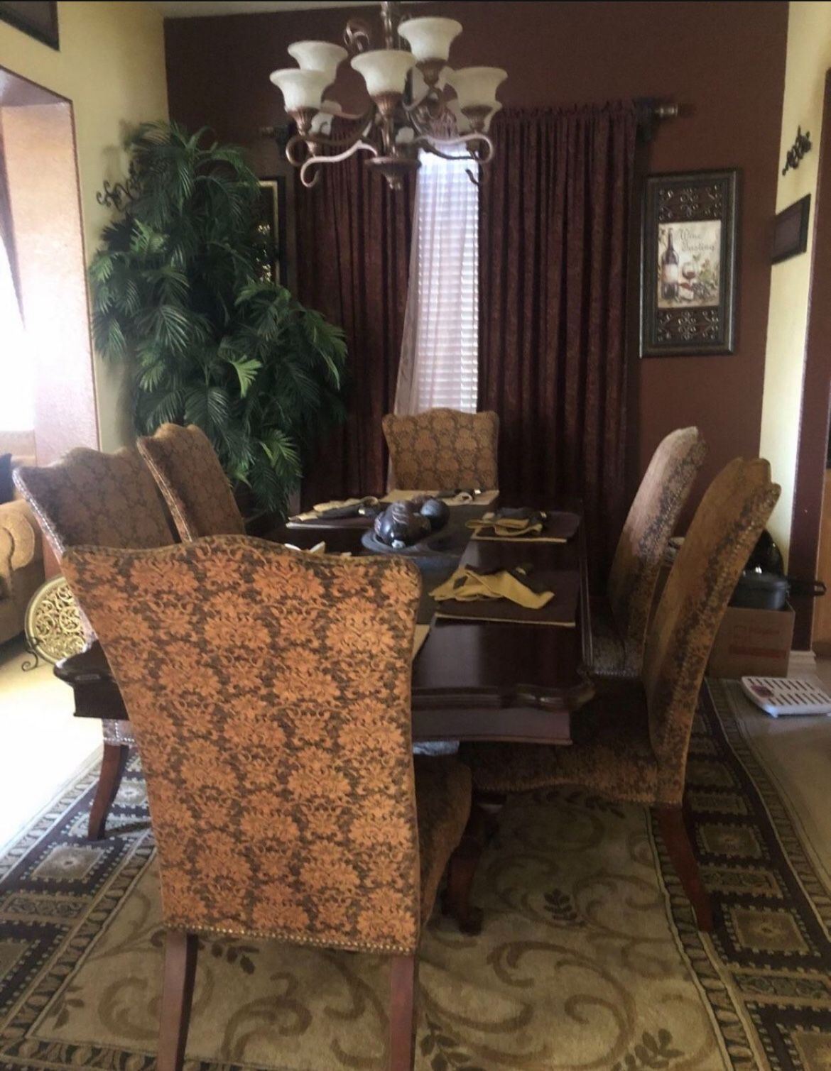 Beautiful solid wood dinning / dining table along with six elegant matching comfortable chairs. 