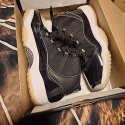 JORDAN 11 BLACK WHITE