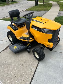 Cub cadet LT46. FOR FIX OR PARTS. Motor does not turn over. PRICE IS FIRM. 160 hours.
