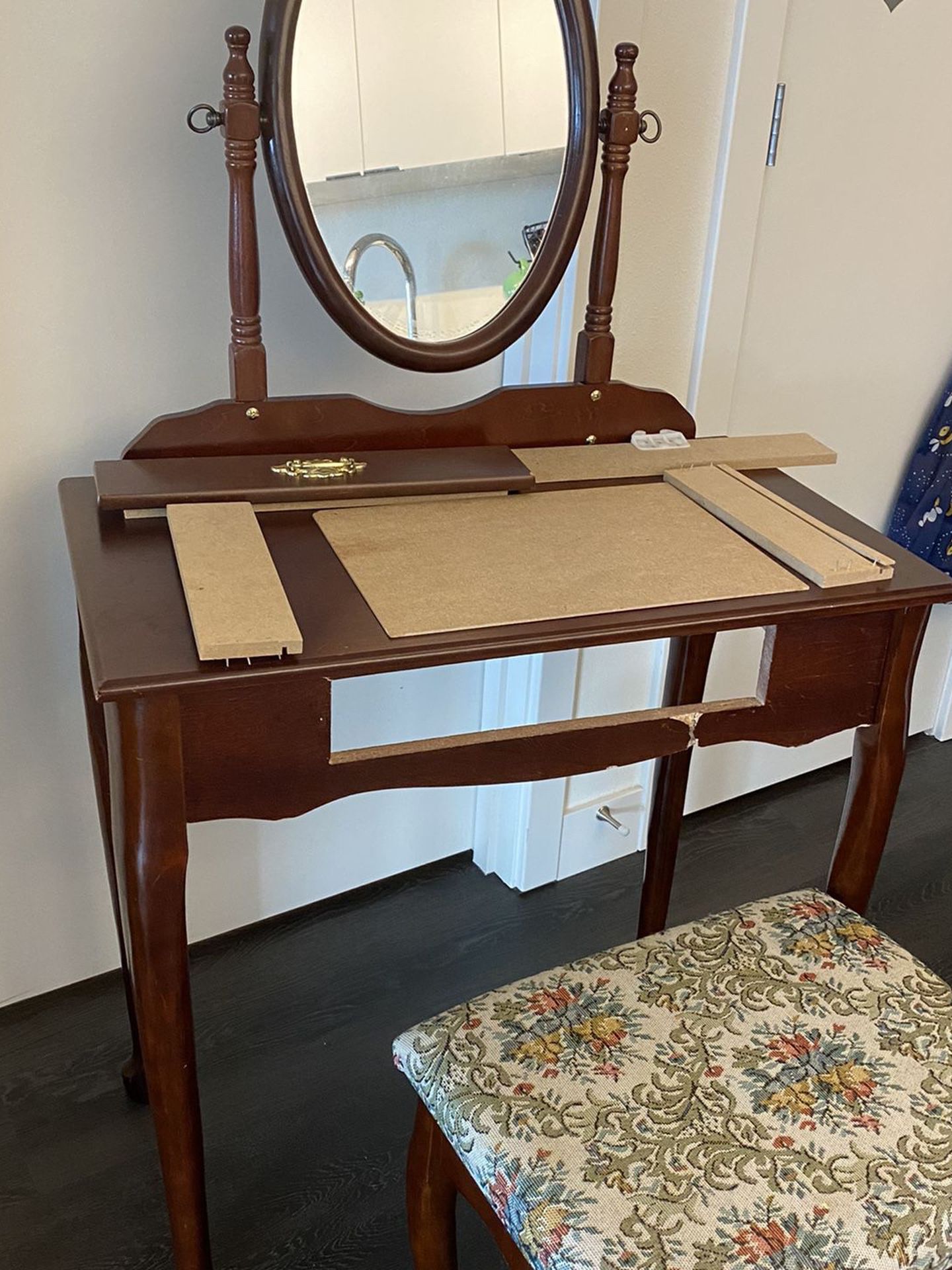 Beatiful dressing table with stool