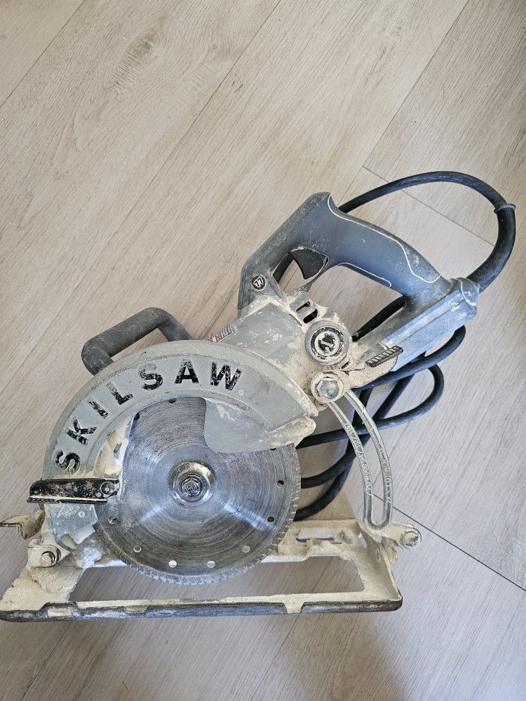 SKILSAW SPT77 W 15 AMP 7-1/4" ALUMINUM WORM DRIVE CIRCULAR SAW.