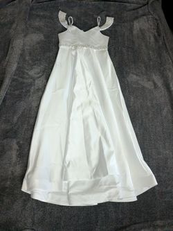 Primera communion dress size 14 young girl doesn't fit my daughter I believe is more size M/L