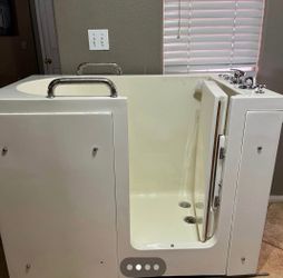 Walk in Therapeutic jetted bathtub/Senior Accessible