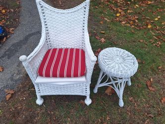VINTAGE WICKER CHAIR WITH SMALL TABLE. 